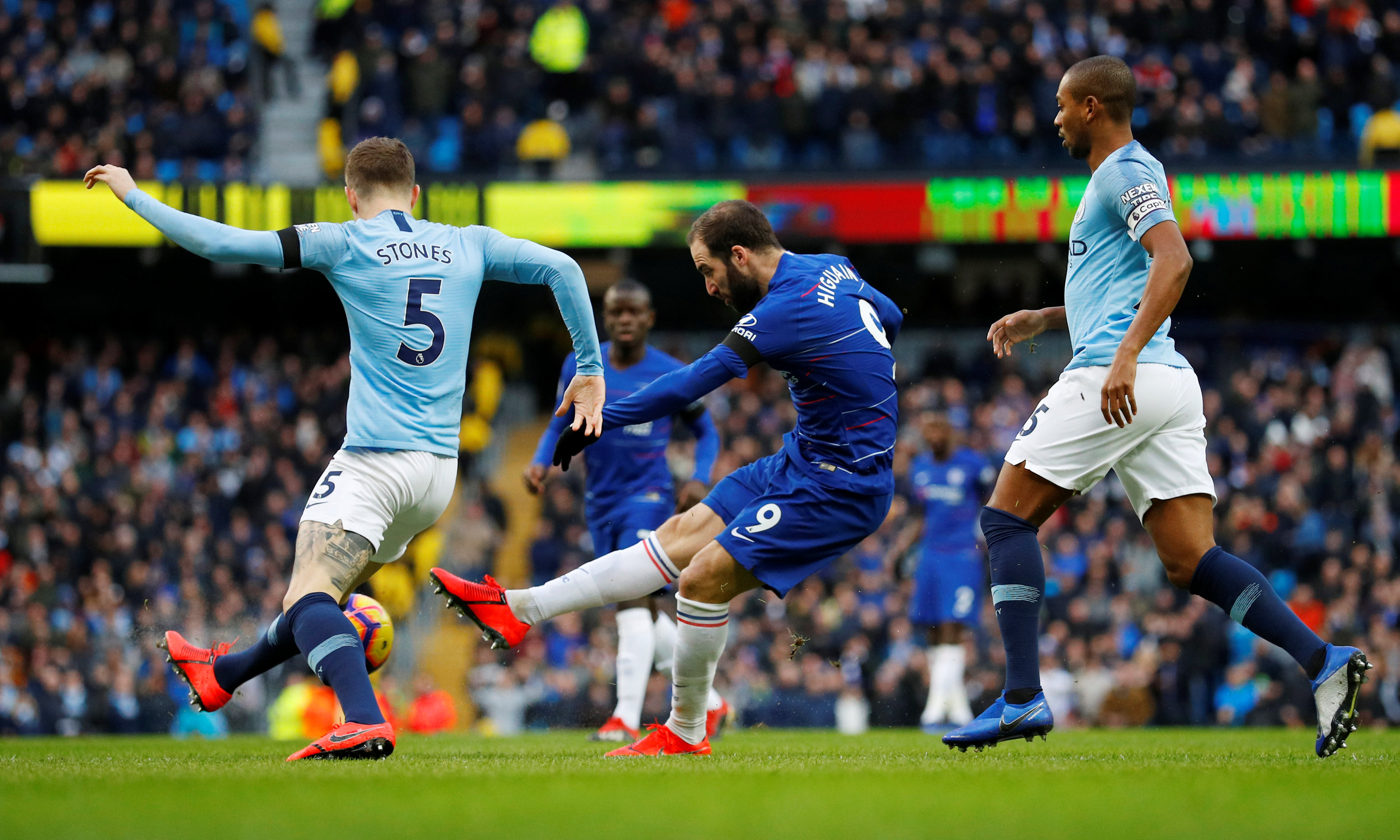 迪马：斯卡尔维尼右内收肌拉伤，将继续因伤缺阵（迪马：斯卡尔维尼右腿内收肌拉伤，仍将缺席比赛）