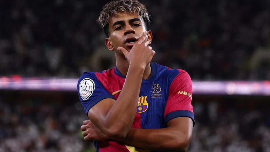 胡尔克完成职业生涯500球里程碑，球迷打出巨型TIFO致敬（胡尔克生涯500球达成，球迷巨幅TIFO致敬）