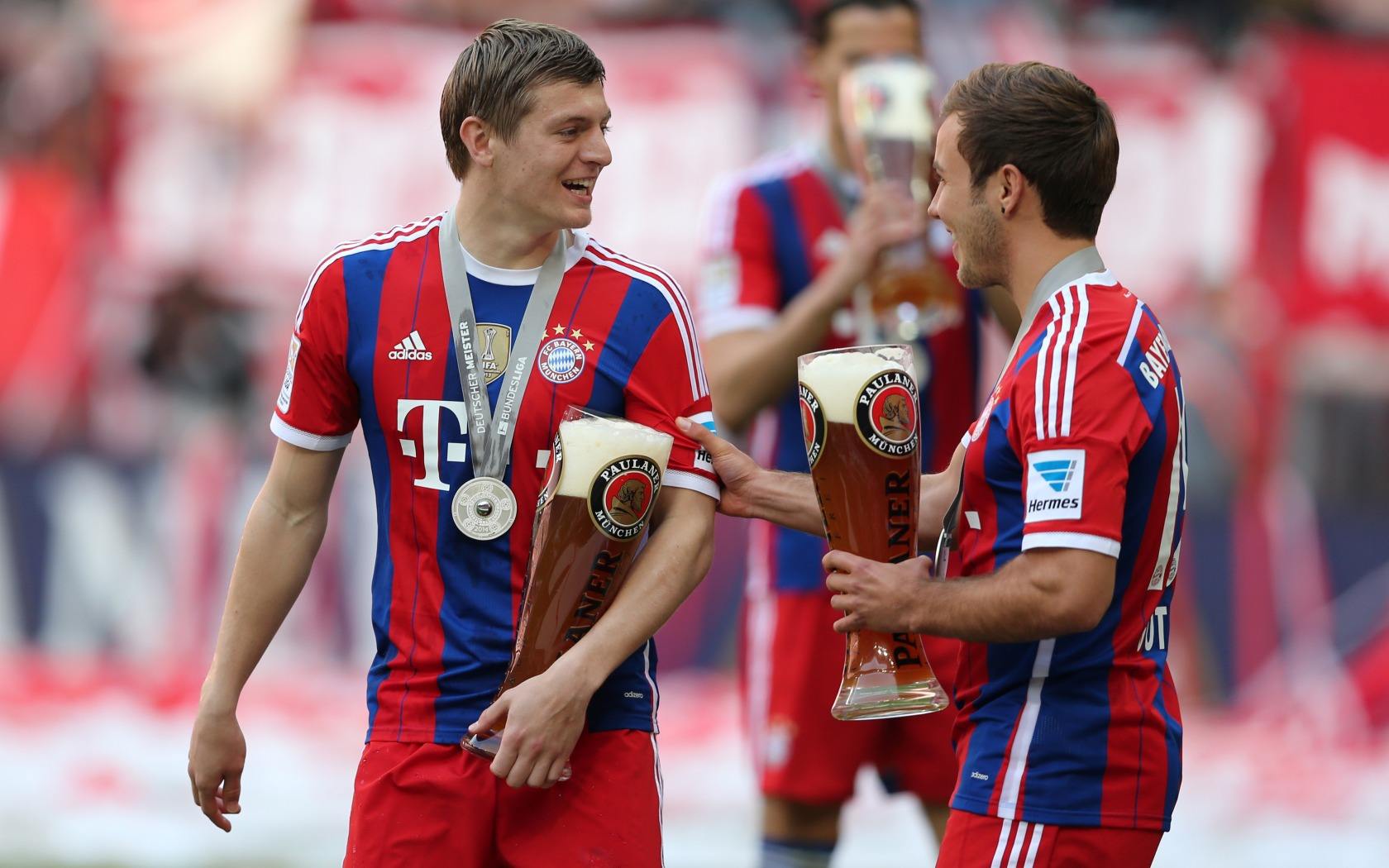 齐达内访华与樊振东互动，展现球技，赞其乒乓球成就，两人友好交流，共话皇马。（齐达内访华与樊振东同台互动，秀球技点赞其乒乓成就，友好交流共话皇马）