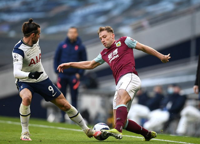 53岁齐达内上海街头踢毽子，与大妈迅速融入展现高球商风采（53岁齐达内现身上海街头踢毽子，与大妈打成一片尽显高球商）