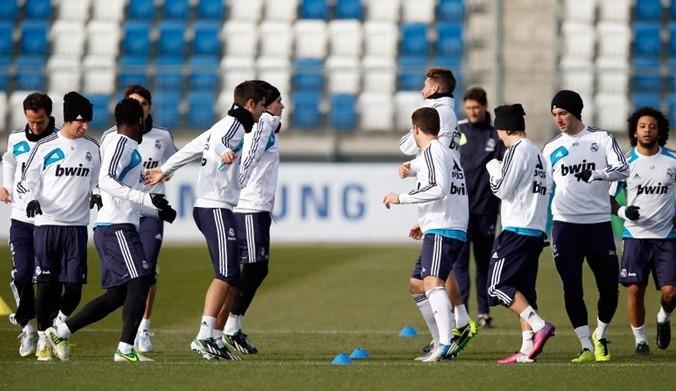 海港收官战闷平！媒体人热议：悲壮且幸运，没陈威早完蛋了（海港收官战闷平，媒体热议：悲情又走运，若无陈威恐已不保）