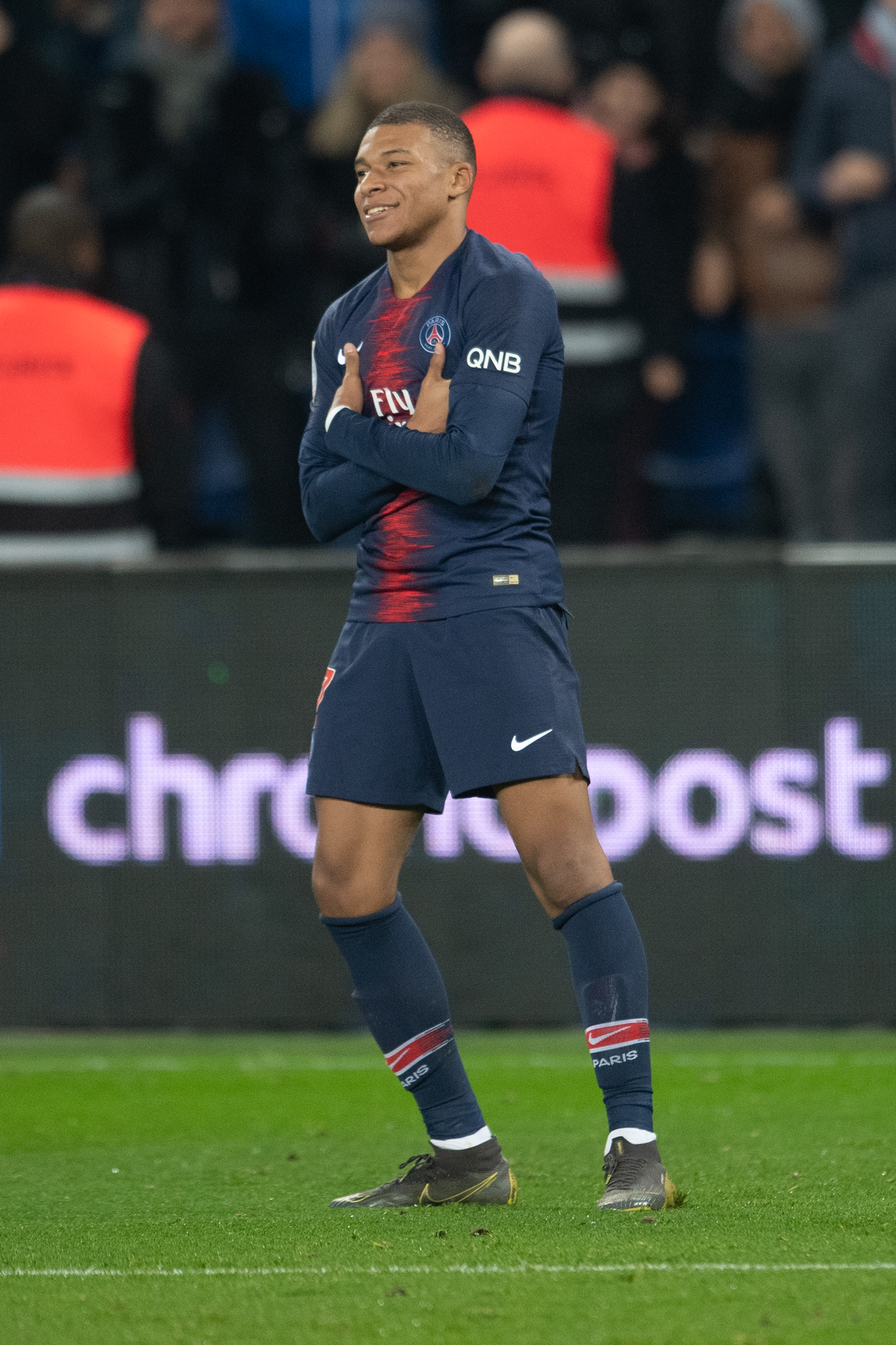 外媒：梅西在印度的雕像由45人耗费27天建成，高21.3米（外媒称印度为梅西竖立21.3米高雕像，45名工匠耗时27天打造）