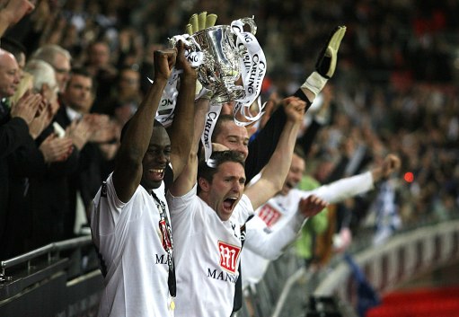 镜报：曼联100英镑开放球迷参观卡灵顿新基地，可进入更衣室（镜报：曼联开放卡灵顿新基地参观，票价100英镑，球迷可进更衣室）