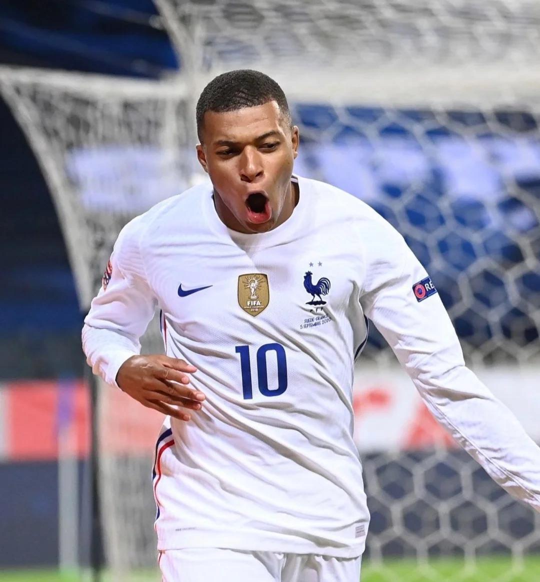 国脚关键传球完成制胜球