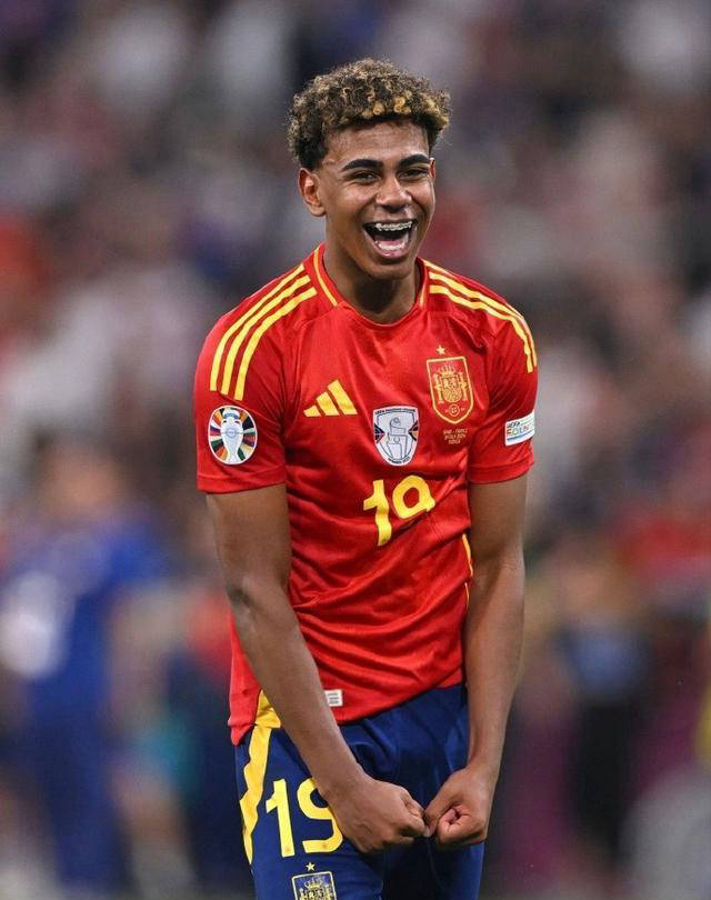 足球曼联门将世界级神扑登上热搜（曼联门神上演世界级扑救，迅速冲上热搜）