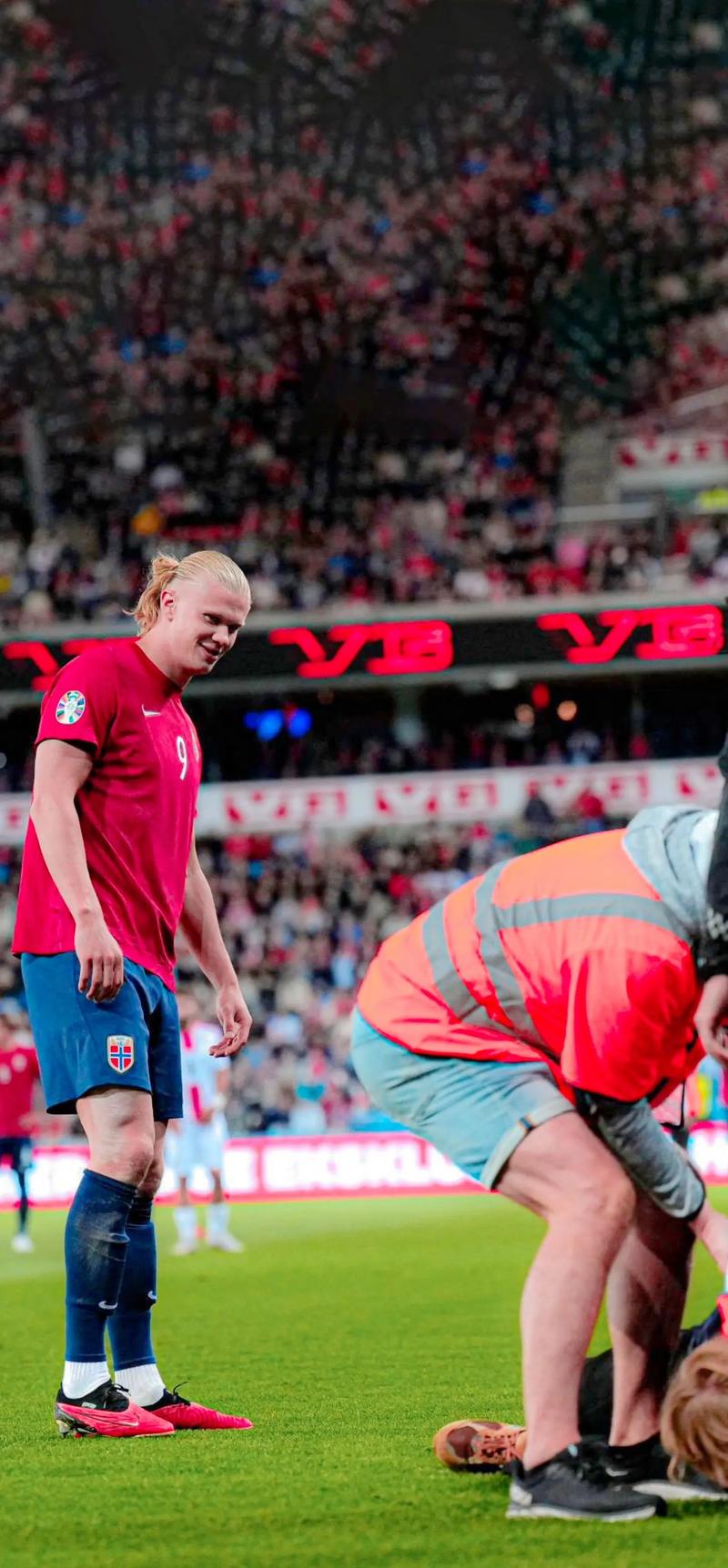 从2002年韩日世界杯开始喜欢上足球，当时政治老...（爱上足球始于2002韩日世界杯，那时政治老...）