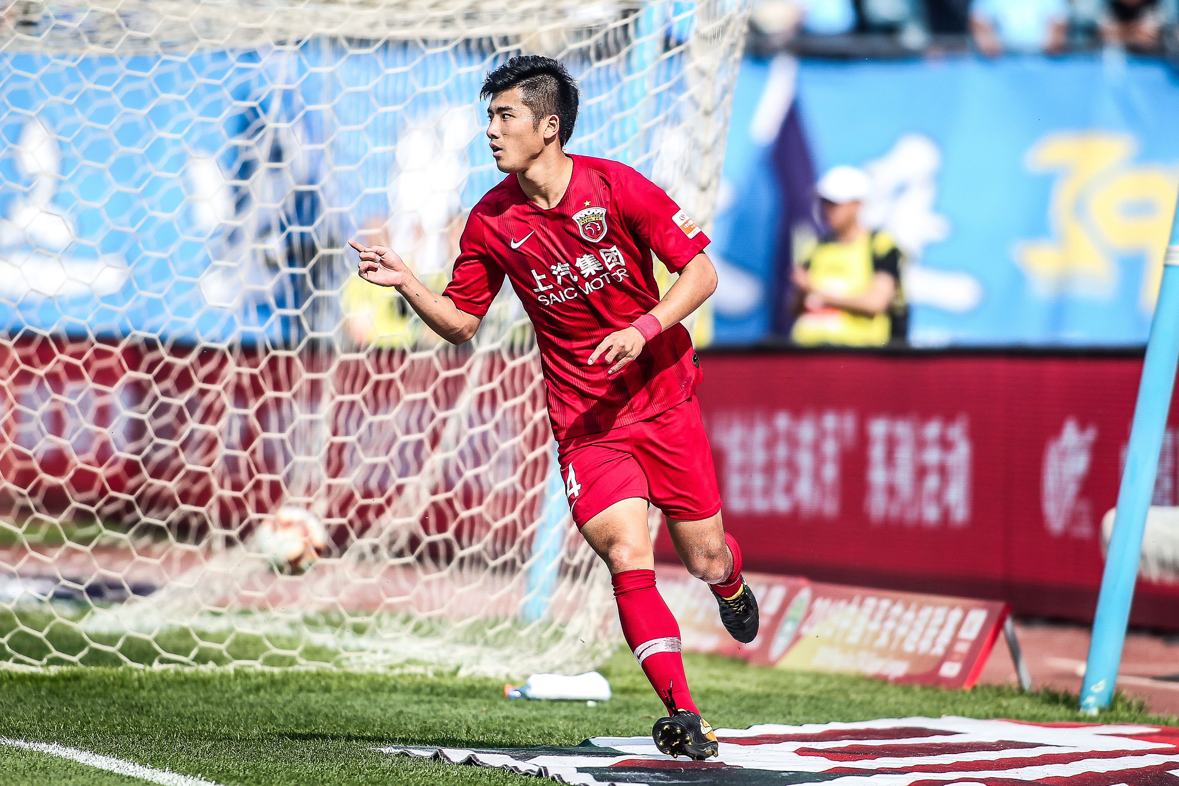 世体：拉菲尼亚王者归来，成为巴萨队内精神与战术双重领袖（世体：拉菲尼亚强势回归，扛起巴萨精神与战术双重大旗）