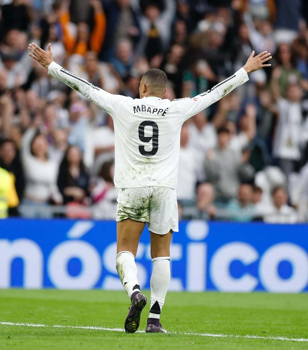 上海海港实现中超三连冠，为中国顶级联赛历史第三队（上海海港斩获中超三连冠，成为中国顶级联赛史上第三支达此成就的球队）