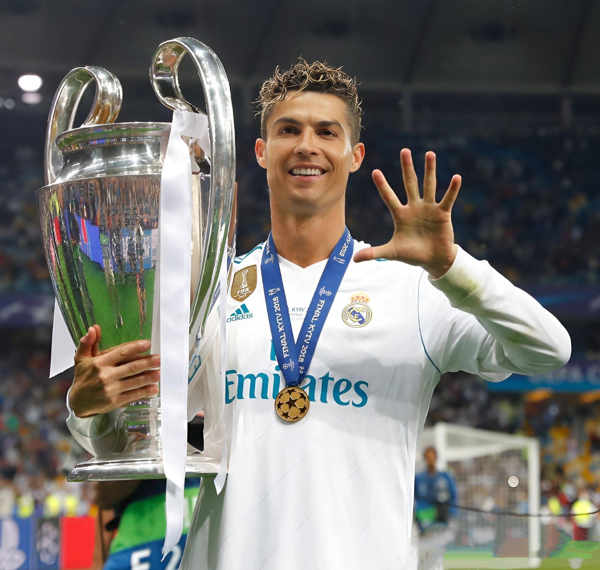 刘伟国：捧起中甲冠军奖杯很激动，明年力争在中超站稳脚跟（刘伟国：中甲夺冠激动不已，明年争在中超立足）