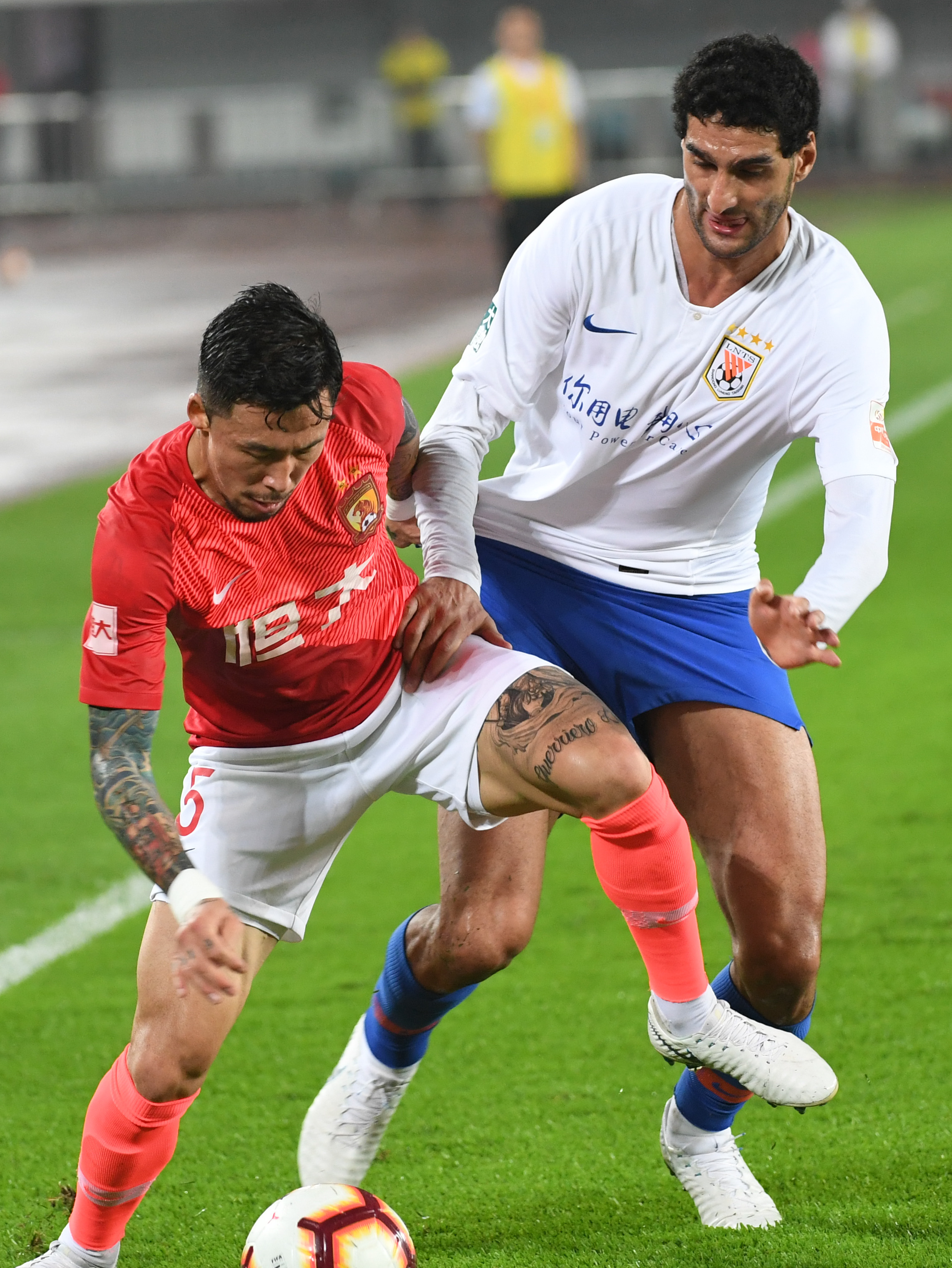 日职联半场：双方门将发挥神勇，福冈黄蜂0-0大阪钢巴（日职联半场战报：两队门神高接低挡，福冈黄蜂0-0大阪钢巴）