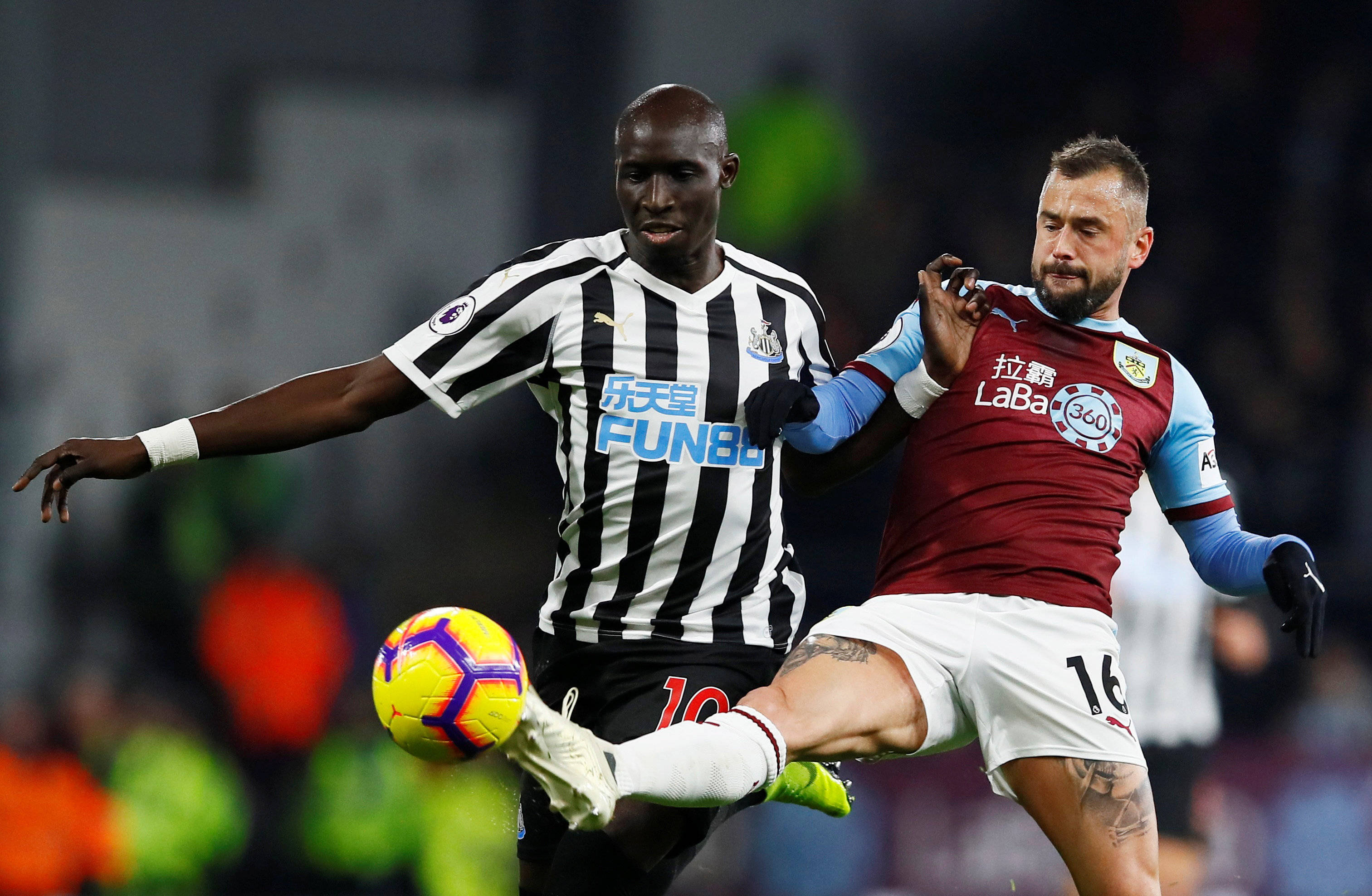 辽宁男篮连续两轮不敌广州龙狮，战绩止步杯赛，阵容调整和外援表现引发争议。