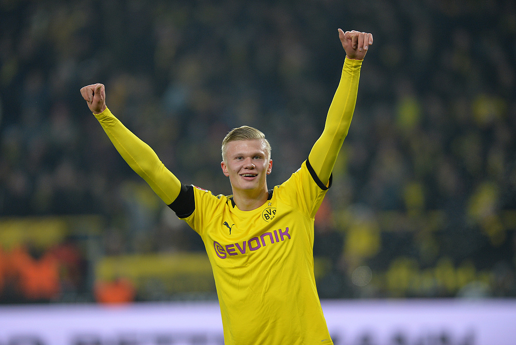 女子篮球联盟赛季焦点球员表现（女子篮球联盟本赛季焦点球员表现一览）