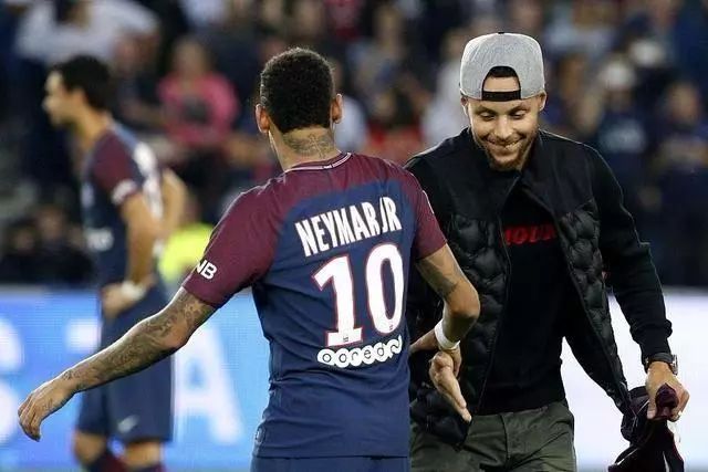 队报评法国vs阿塞拜疆：古斯托最佳，多人7分（《队报》评法阿之战：古斯托当选最佳，多人获评7分）